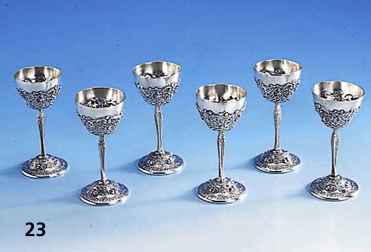 6 LikÖrkelche, deutsch, wohl Hanau 20/30er Jahre, 830er Silber, nachgestochen, l. verbogen, floral verziert, H ca. 9.5 cm