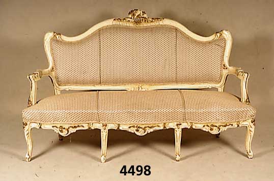 Sofa, wohl Italien, 30er/40er Jahre, Rokoko- stil, Korpus Buche massiv, vielfach geschwung- en, aus dem Vollholz geschnitzt, creme und golden ...