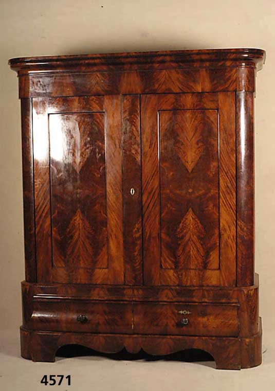 Kleiderschrank, DÄnemark, um 1890/95, Korpus Weichholz, Eiche massiv, auf Rahmen gearbei- tet, Pyramidenmahagonifurnier doppelt gespie- gelt, ...