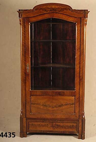 Glasschrank, deutsch/Berlin, um 1860/70, Korpus Weichholz, Nußbaum massiv, Nußbaumfur- nier, z.T. Pyramidenmahagonifurnier, 2 Einle- gebÖden, ...