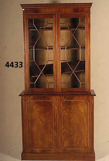 Vielzweckschrank, England, im Sheratonstil, Mahagonifurnier, Fenster versprosst, aufge- legte Leisten, Zahnfries, 3 Einlegebretter, Arbeitsplatte ...