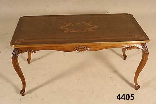 Couchtisch, Holland, um 1930, Korpus Weich- holz, Nußbaum massiv, Nußbaumfurnier, Zarge geschnitzt, Platte mit Bandintarsien und ...