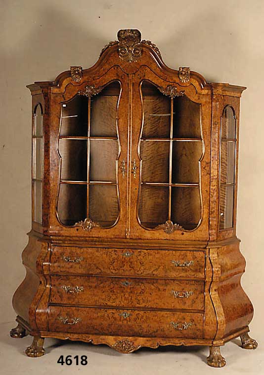 Vitrinenschrank, Holland, nach dem Vorbild des 18. Jhds., Korpus Weichholz und Eiche massiv, Wurzelnußfurnier gespiegelt, von hoher QualitÄt, ...