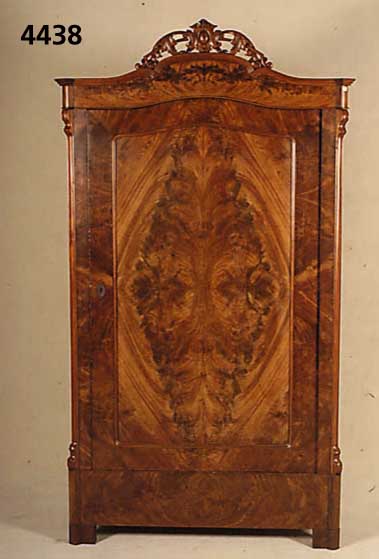 WÄscheschrank, mitteldeutsch, um 1840/50, Louis-Philippe, Pyramidenmahagonifurnier doppelt gespiegelt, Umlaufleiste bzw. Lisenen passig, Ecken ...