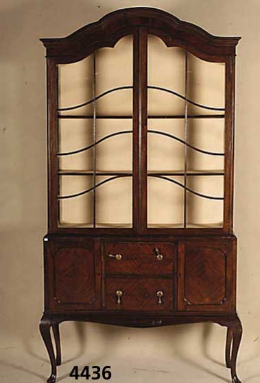 Vitrinenschrank, England, 20er/30er Jahre, Viktorianischer Stil, sogenannter Chippendale- stil, Mahagonifurnier, z.T. Pyramidenmahagoni- furnier ...