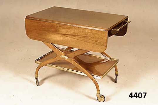 Servierwagen, wohl deutsch, um 1950, Mahagoni, Halteteile Metall, auf RÄdern, Sei- ten klappbar, Ablegefach mit Messinggalerie, sparsame ...
