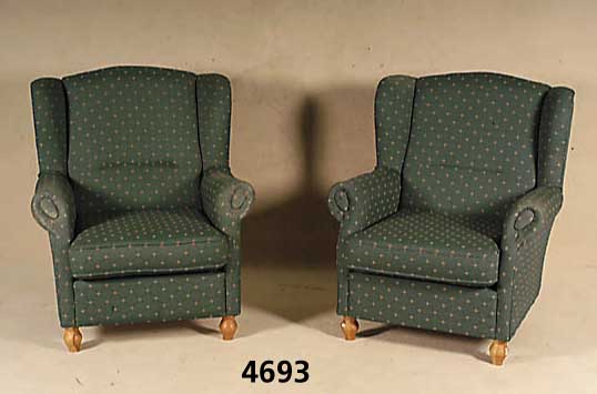 2 Sessel, deutsch, 60er/70er Jahre, Gestell Weichholz, loses Sitzkissen, FÜße gedrechselt, grÜner Bezug mit altrosa Appliken, rhomboid ...