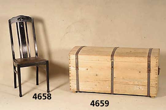 Buckeltruhe, deutsch, um 1890/1900, Weich- holz, EisenbÄnderung, original Tragegriffe, schwundrissig, ursprÜnglich gefaßt, abgelaugt, gute ...