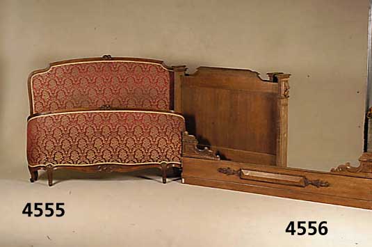 Barockstilbett, Frankreich, um 1910, Buche auf Nußbaum gebeizt, gerillt, plastische Rosenverzierung, weinroter Brokatbezug in sich gelblich ...