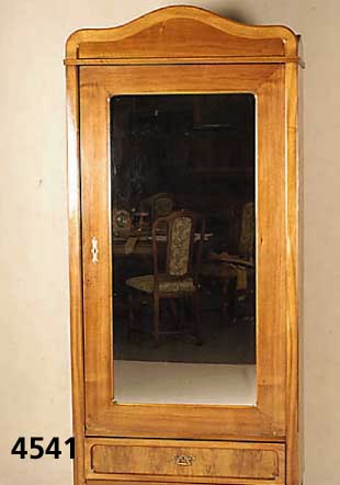 Kleiderschrank, deutsch, um 1900/05, Jugend- stil mit Barockstileinfluß, Korpus Weichholz, Front auf Rahmen gearbeitet, Nußbaum- bzw. ...