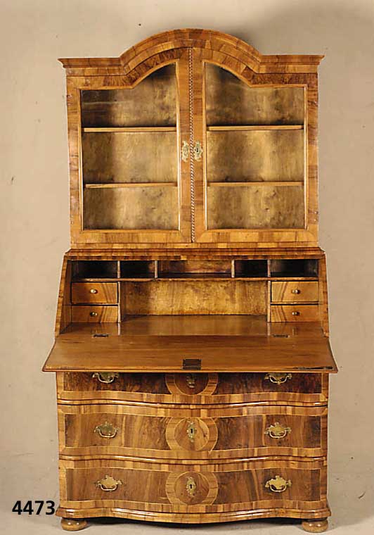 AufsatzsekretÄr, wohl Kurpfalz, um 1760/70, Korpus Weichholz, Unterteil 3 Schubladen, 3-fach geschwungen, dickes Nußbaumfurnier, Inlets mit ...