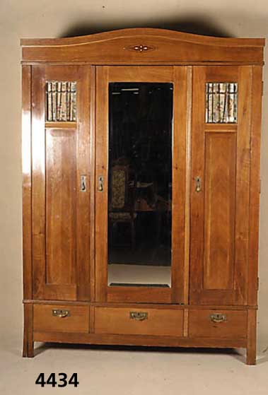 Jugendstilschrank, deutsch, um 1900/05, Korpus Weichholz, Mahagoni- bzw. Nußbaumfur- nier, Front auf Rahmen gearbeitet, Inlets ...