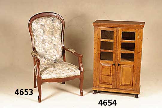 VielzweckschrÄnkchen, im Biedermeierstil von 1820/30, altes Holz, Weichholz und Nußbaum massiv, Oberteil verglast, Sprossenfenster, Zierleiste ...