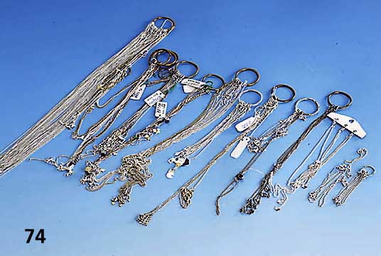 Konvolut Silberschmuck, 835er und 925er Sil- ber, total ca. 744 g, Inhalt: Ketten, Kinderschmuck und ArmbÄnder, versch. Modelle und LÄngen, ...