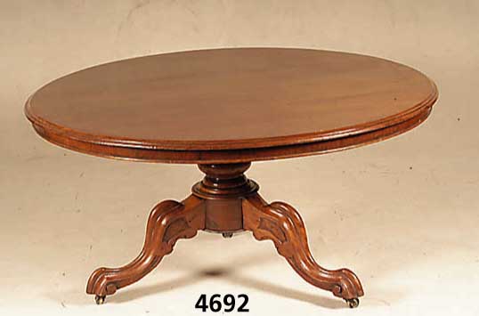 Runder Salontisch, deutsch, um 1880/1900, Nussbaum massiv, Mittelfuß gedrechselt, drei profilierte u. geschwungene Beine, Tischplatte leicht ...