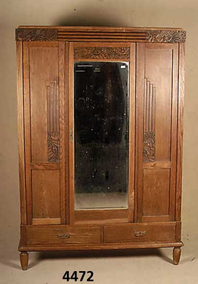Kleiderschrank, deutsch, um 1910, Eiche mas- siv, Eichefurnier, 3-tÜrig, MitteltÜr mit facettiertem Spiegel, 2 Sockelschubladen, auf- gelegte ...
