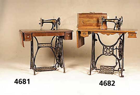 NÄhmaschine, deutsch/Dresden, um 1910, Jugendstil, Gestell Eisenguss, geschwungen, Nussbaum massiv, Nußbaumfurnier, mit Intar- sienarbeit, voll ...