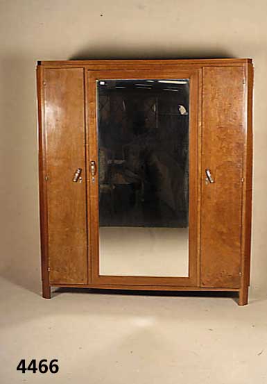 Spiegelschrank, Frankreich, um 1920, ArtDeco , Korpus Eiche massiv, Nußbaum massiv, Nuß- baumfurnier, 3-tÜrig, MitteltÜr verspiegelt, ...