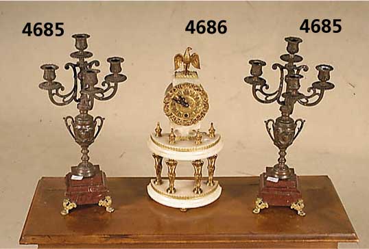 Kerzenleuchterpaar, wohl deutsch, um 1920, Jugendstil, rot geÄderter Marmor, Mischmetall, 4 Brennstellen, jeweil ein Leuchterteil fehlt , ...