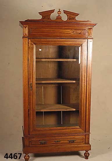 Vitrine, deutsch, um 1880, Korpus Eiche- und Nussbaumfurnier, Sockelschublade, 3 Einlege- bÖden, Kopfteil profilierte Winkelleisten, original ...