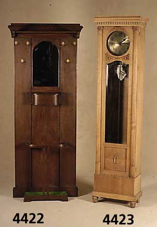 Standuhr, deutsch, um 1915, Eiche massiv, Eichefurnier, im hellen Farbton, aufgelegte Schnitzerei, Zahnfriesverzierung aufgelegt, facettierte ...