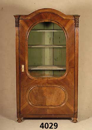 Glasschrank, wohl deutsch, um 1870, Nußbaum- furnier, teilverglaste TÜr, Glas beschÄdigt, Alters- und Gebrauchsspuren, ca. 171x95x56 cm