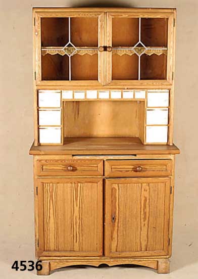 KÜchenschrank, deutsch, 1928-32, Zierbel- kiefer/Kiefer, Kernholz, Orig. Steingut- schieber, Gold berieben, getÖnte Bleiver- glasung, ...