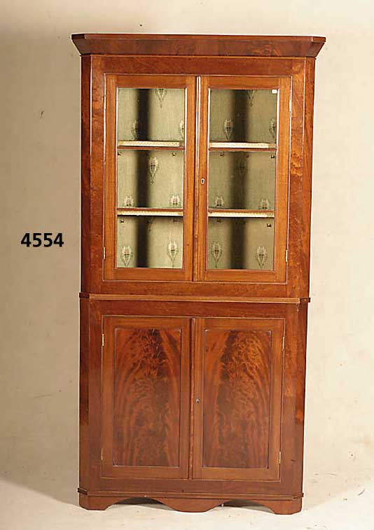 Eckschrank, England, um 1820/30, Korpus Weichholz, Pyramidenmahagonifurnier, durch- laufend gespiegelt, original Glas, Oben mit 2 Einlegebrettern, ...