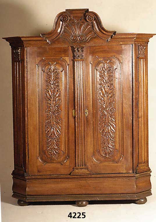 Dielenschrank, Mosel/Trier, um 1760, auf Rahmen gearbeitet, Eiche massiv, hessischer bzw. frankfurter Beeinflußungen nachweisbar, Seiten ...