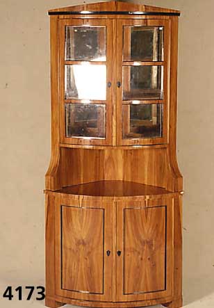 Eckschrank, im Biedermeierstil, Pflaumenholz furniert, nach dem Vorbild von 1820/30, unter Verwendung Älterer Teile, Oberteil verglast, z.T. ...