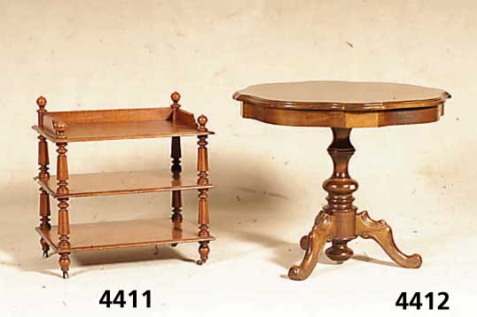 Beistelltisch, Italien, um 1960, Fuß Nuß- baum masisv, 3 Ausleger, gedrechselt, Platte Nußbaumfurnier, wohnfertig, H. ca. 59 cm, D. ca. 72 cm