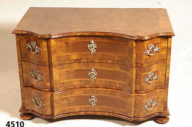 Doppelt geschweifte Kommode, Barockstil, Front horizontal aufgebaut, dickes Nußbaum- bzw. Pflaumenfurnier, Bandintarsien, z.T. rhomboid ...
