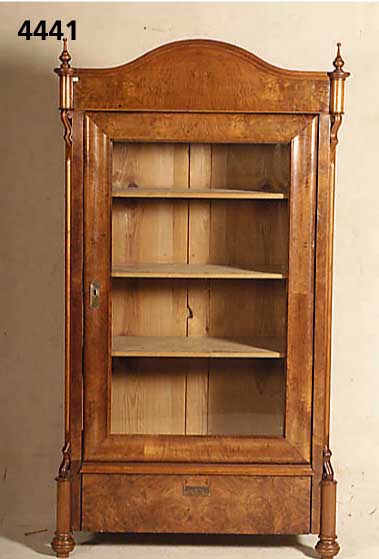 Glasschrank, deutsch, um 1870, Louis Philippe, Korpus Weichholz, Nußbaum, z.T. ge- spiegelt, Wurzelholz, Kopf geschwungen, Seiten mit ...