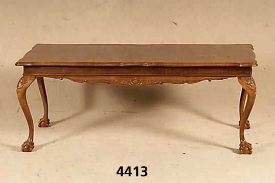 Couchtisch, Italien/Florenz, 30er Jahre, FÜße und Zarge Nußbaum massiv, Schnitzerei aus dem Vollholz, Zarge 6-fach geschwungen, Platte passig, ...