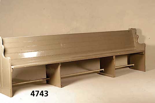 Kirchenbank, deutsch, um 1900, Nadelholz, grau- und cremefarben gefaßt, selten im Ange- bot, ca. 99x357x47 cm, Sh. ca. 53 cm
