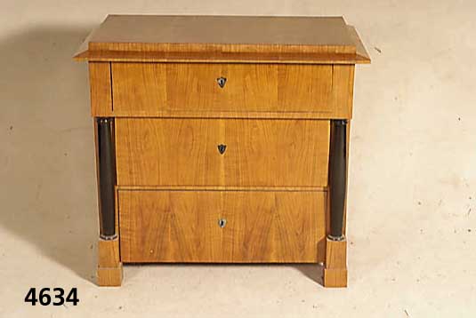 Kommode, deutsch, um 1830/40, Korpus Weich- holz, Kirschbaumfurnier sekundÄr, schÖne durchlaufende Maserung, schwarze HalbsÄulen, obere ...