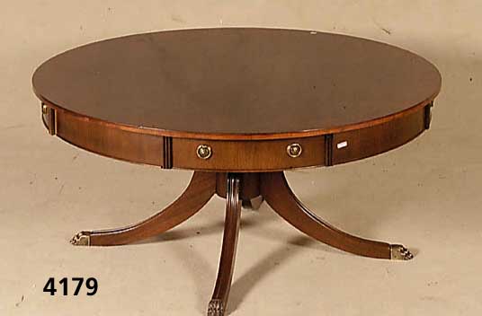 Couchtisch, England, um 1960, Sheratonstil, Mahagonifurnier, Abschluß mit Messingklauen- fÜßen, H. ca. 52 cm, D. ca. 109 cm