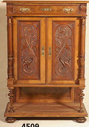 Kabinettschrank, deutsch, um 1880, GrÜnder- zeit, Korpus Weichholz und Eiche, Nußbaum- bzw. Wurzelnußfurnier gespiegelt, kasettiert, unten ...