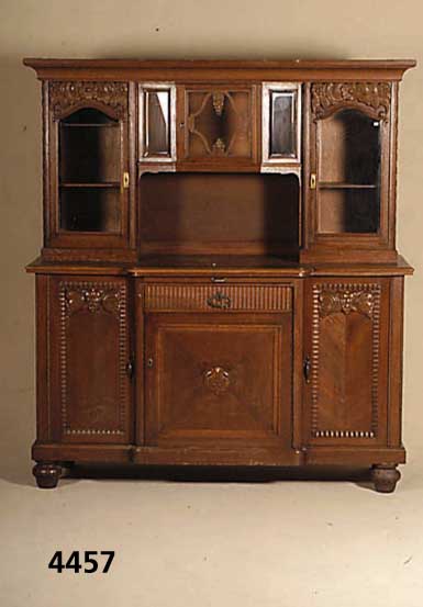 Aufsatzschrank, deutsch, um 1910, Korpus Weichholz, Eiche massiv, aufgesetzte Schnitz- ereien aus dem Vollholz, Oberteil mit facet- tiertem Glas, ...