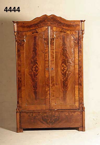 Schrank, deutsch, um 1870, Korpus Weichholz, auf Rahmen gearbeitet, Mahagonifurnier, z.T. gespiegelt, Kanten abgeplattet, aufgesetzte Leisten, im ...