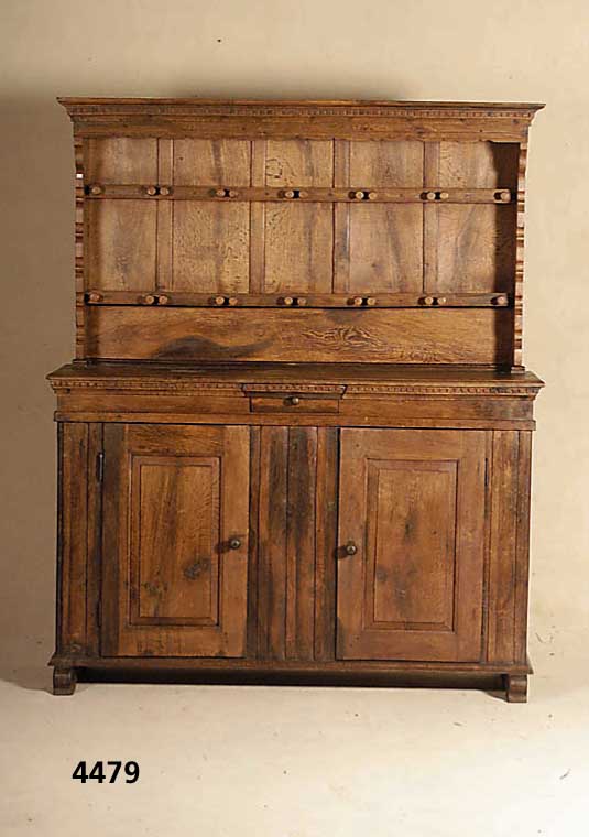 Zinnbuffet, sogenannter Kannenstock, deutsch/ Westfalen, 18. Jhd., Eiche massiv, Kufen und RÜckwand sekundÄr, obere Leiste mehrfach profiliert, ...
