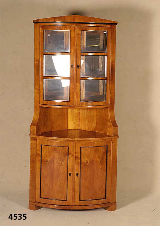 Eckschrank, im Biedermeierstil, Kirschbaum massiv, nach dem Vorbild von 1820/30, unter Verwendung Älterer Teile, Oberteil verglast, z.T. schwarz ...