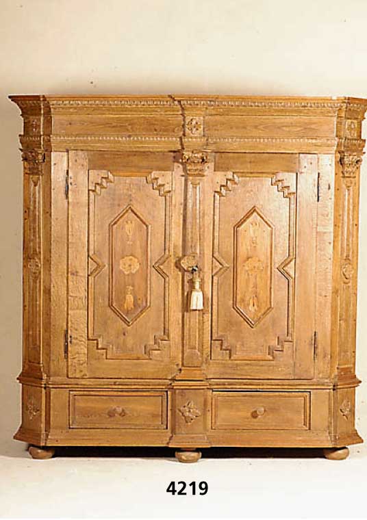Kleiner Dielenschrank, Frankfurt Land/Hessen, um 1740/50, Eiche massiv, Front auf Rahmen gearbeitet, Seiten mit Schnitzereien aus dem Vollholz, ...