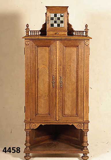 Eckschrank, deutsch, um 1890/1900, GrÜnder- zeit, Korpus Weichholz/Harthollz, Eiche massiv , Eichefurnier, reiche Drechselarbeit, Fensterfach mit ...