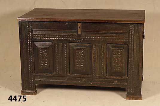 Truhe, mitteldeutsch, um 1830/40, Korpus Eiche und Kastanie, aus alten Teilen gefertigt , Front und Seiten auf Rahmen gearbeitet, In- lets doppelt ...