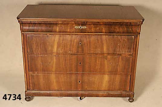 SpÄtbiedermeierkommode, deutsch, um 1830/40, Korpus Weichholz, Nußbaumfurnier, schÖnes durchlaufendes Furnierbild, 4 Schubladen, obere Schublade ...