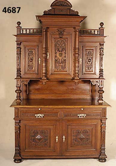 Große Anrichte, deutsch, um 1880, GrÜnder- zeit, Korpus Eiche massiv, Eichefurnier, auf- wendige Schnitzereien, z.T. aus dem Vollholz, Aufsatz ...