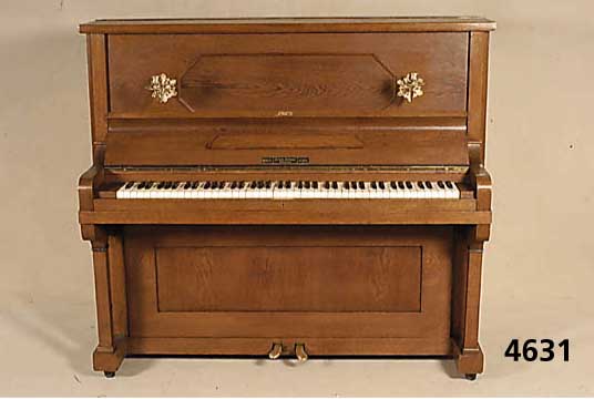 Klavier, deutsch, um 1900, Hersteller Erich Velten, Hannover, Korpus Weichholz/Hartholz, Eiche furniert, Messingkerzenhalter, schwenk- bar, sehr ...