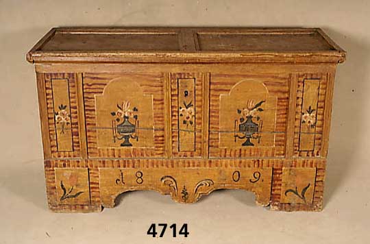 Truhe, sÜddeutsch, Nordelsaß, Weichholz, Front z.T. mit Leisten gearbeitet, Deckel Kastenfassung, Zierleisten doppelt getreppt, aus dem Vollholz ...