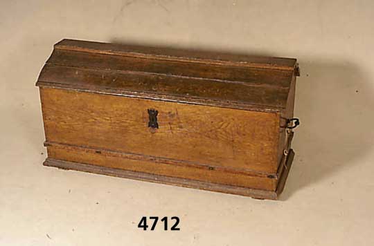 Truhe, mitteldeutsch, um 1790-1810, Eiche massiv, OriginalbeschlÄge u. Schloß, Dach doppelt gedeckt und geschweift, l. Holz- schÄden u. ...